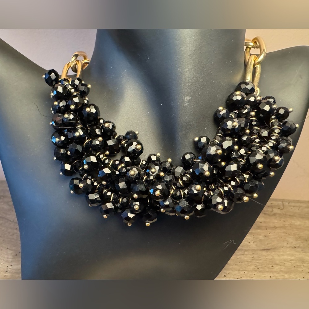 Elegant Black and Gold Tone Necklace - Picture 3 of 5